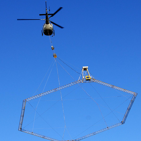Hélicoptère Astar 350 en train d'effectuer une étude géotechnique