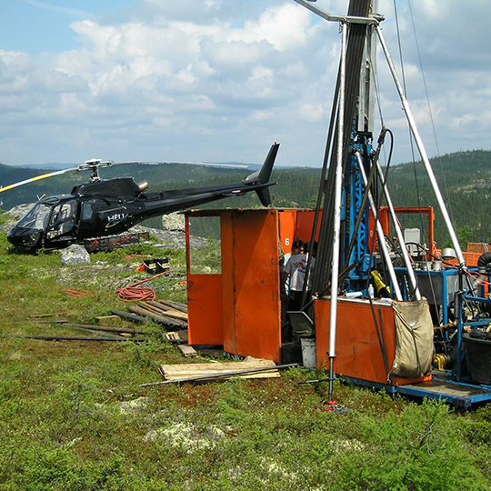 Hélicoptère Astar 350 au sol avec du matériel de forage